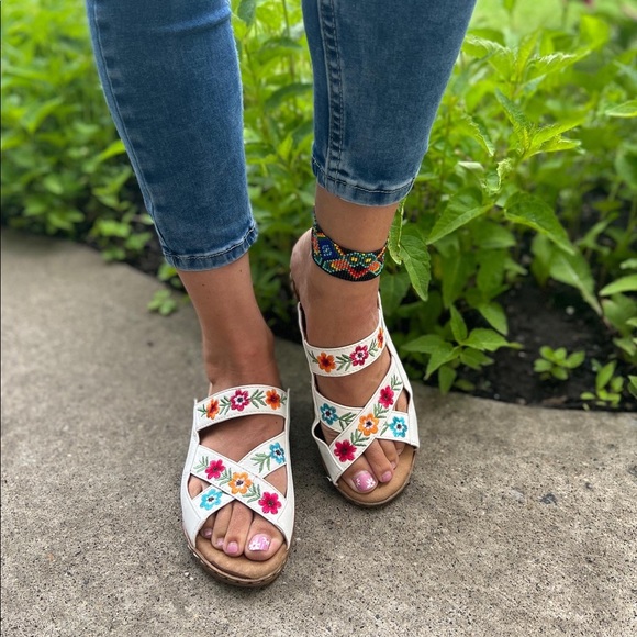 Handmade ethnic leather sandals - Picture 3 of 8